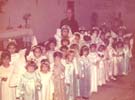 Pe. Henrique com "anjinhos" em coroa&ccedil;&atilde;o em junho de 1966