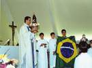 Pe. Paulo d&aacute; a b&ecirc;n&ccedil;&atilde;o