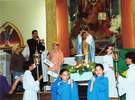 Pe. Paulo e Pe. Sebasti&atilde;o recebem a imagem de N. S. Aparecida