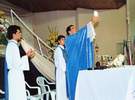 Pe. Paulo celebrando